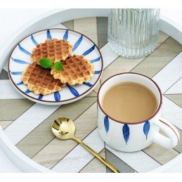 Zestaw do herbaty lub kawy, Wzór: Biały z niebieskimi paskami